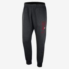 A closet staple, these Bulls joggers combine a classic look with the soft comfort of fleece for a pant that you can wear every day. Jogging Nike, Nba Miami Heat, Nike Nba, Joggers Black, Nba Chicago Bulls, Miami Heat, Mens Activewear, Chicago Bulls, Men's Nike