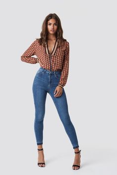 Denim is an evergreen trend! If you look for new outfit ideas, combine blue jeans with a silky blouse and high heels. It will give you a flawless look for any occasion. Stylish Jeans For Men, Casual Chique Stijl, Shredded Jeans, Jeans Heels Outfit, Daily Ootd, Jeans Outfit Women, Spring Blouses, Frayed Jeans