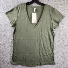 Alternative V-Neck Tee Women'S Large Army Green Heather Short Sleeve Pullover + Alternative V-Neck Tee Women's Large Army Green Heather Short Sleeve Pullover Retail $41.00 Dress Up In Style With This Alternative V-Neck Tee In Army Green Heather. This Comfortable And Breathable Tee Is Made With Blended Fabric Containing Recycled Polyester And Rayon. It Features A Collarless Neckline With A V-Neck Design, Short Casual Sleeves, And A Regular Fit. The Pullover Closure Adds A Touch Of Sophistica Green V-neck T-shirt For Fall, Basic V-neck T-shirt For Spring, Green Relaxed Fit V-neck Top Casual, Casual Green V-neck Top With Relaxed Fit, Casual Green V-neck Top, Green V-neck Casual Top, Basic Solid V-neck Top, Green V-neck T-shirt For Everyday, Casual Short Sleeve V-neck Top For Fall