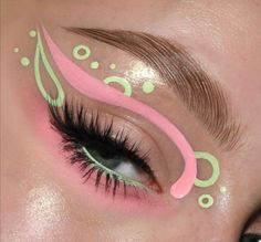 Fun Eyeliner, Everyday Eyeliner, Liner Ideas, Eyeliner Designs, Vibrant Makeup, Eye Makeup Looks, Cute Eye Makeup