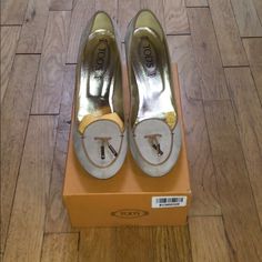 Tod’s Tacco 90 Basic Dcollet Laccetto. Original Box With Dust Cover Included. Size 40.5. Chic Tan High Heels, Tan Heels With Branded Heel Counter And Closed Toe, Chic Tan Heels For Evening, Formal Tan High Heels, Luxury Tan High Heel Shoes, Tan Round Toe Heels For Evening, Designer Tan Heels For Formal Occasions, Elegant Tan Closed Toe Heels, Designer Tan Round Toe Heels