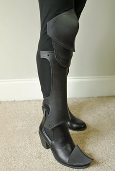 Leg Armor Design, Armor Poses, Shin Armor, Armored Boots, Knee Armor, Armor Boots, Ren Faire Outfits, Costume Armour, Armor Clothing