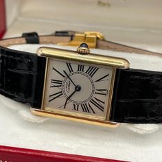 Presentamos el icónico Cartier Tank 590005, un reloj que combina sin esfuerzo la elegancia atemporal con la sofisticación moderna. Elaborado con meticulosa atención al detalle, este exquisito reloj es un verdadero testimonio del rico legado y la artesanía incomparable de Cartier. El Cartier Tank tiene una historia fascinante que se remonta a 1917, cuando fue diseñado por primera vez por el propio Louis Cartier. Inspirado en la forma de los tanques militares, este reloj revolucionó el mundo de la Classic Cartier Watch Accessories With Diamond Hour Markers, Classic Cartier Watch With Polished Finish, Classic Yellow Gold Chronometer Watch, Classic Yellow Gold Watch With Chronometer, Classic Yellow Gold Watch Accessories With Subdials, Classic Yellow Gold Watches With Subdials, Classic Yellow Gold Watches With Polished Finish, Vintage Cartier Watch For Formal Occasions, Luxury Automatic Watch Accessories For Anniversary