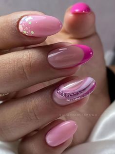 light pink nails with swirl and glitter Colombian Nail Art, Short Pink Nails, Pink Gel Nails, Pink Nail Art, Pretty Nail Art Designs, Chic Nails, Short Acrylic Nails