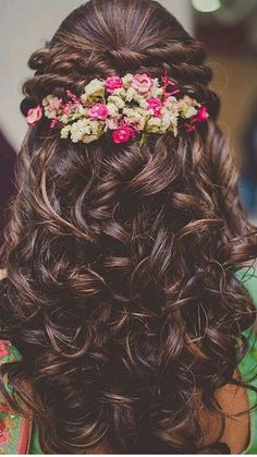 Hairstyles On Saree Wedding, Saree Hairstyles Simple Open Hair, Bridal Hairstyles For Curly Hair, Traditional Braids, Wedding Reception Hairstyles, Hairstyles For Short Curly Hair, Engagement Hair, Curly Bridal Hair, South Indian Wedding Hairstyles