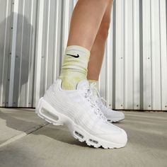 Nike Air Max 95 Triple White DH8015-100 Nike Air Max 95 Outfit Woman, Nike Air Max 95 Outfit, Air Max 95 White, White Outfits For Women, Nike Nba, Nike Tn, Tenis Nike, Heritage Fashion, Nike Air Max 95