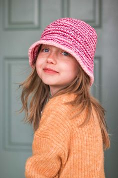 Free + Easy Bucket Hat Knitting Pattern Knitting Bucket Hat, Bucket Hat Knitting, Bucket Hat Pattern Free, Bucket Hat Outfits, Girls Hat Pattern, New Knitting Patterns, Knitted Flower Pattern, Knitted Bucket Hat, Cabled Hat Pattern