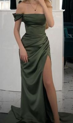 Graduation Green Dress, Green Maid Of Honour Dresses, Year 13 Prom Dresses, Dark Green Dresses Formal, Mermaid Grad Dress, Off The Shoulder Grad Dress, Dark Green Formal Dress Long, Prom Dresses Green Dark, Dark Green Dress Prom