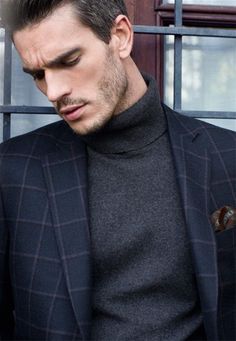 Examples of what to wear with a turlte/roll neck sweater ? Elegant Men Style, Dc Trip, Dark Blue Suit, Mens Turtleneck, Pal Zileri, Mens Fashion Wear, Outfits Hombre, Turtleneck Shirt, Elegant Man