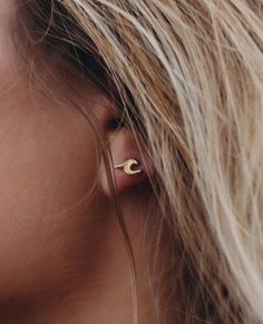 Wanna up your surf style? Our Wave Stud Earrings make a splash with any outfit! Inspired by the best-selling Wave Ring, this silver style is super gnarly (and sure to sell out really fast). - Brass Base- Sterling Silver Post- Silver: Rhodium Plating- Gold: Gold Plating- Dimensions: .9cm (L) x .5cm (H)- Final Sale - No Returns or Exchanges Founded in Costa Rica, Pura Vida Bracelets provides sustainable jobs to artisans worldwide and raises awareness for charities with products that give back. We’ Pura Vida Wave, Costa Rica Pura Vida, Wave Jewelry, Jewelry Ocean, Surf Jewelry, Formal Earrings, Beachy Jewelry, Silver Chain Earrings, Outfit Inspired