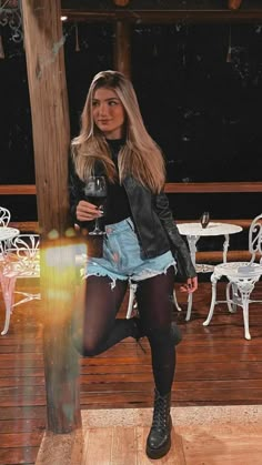 Leder Shorts Outfit, Surfergirl Style, Leather Jacket Outfits, Looks Black, 가을 패션, Fall Fashion Outfits, Leather Jackets Women