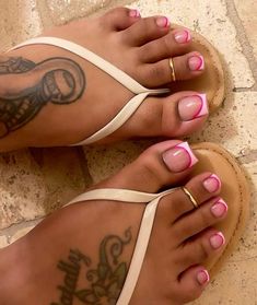 #nails #nailsofinstagram Nails And Tattoos, Pink Toe Nails, Pedicure Designs Toenails, Hard Nails