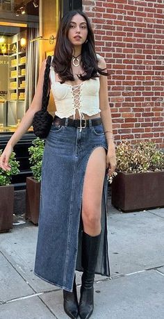 Spring Outfits Ideas For Women, Styling Denim Maxi Skirt, Bohemian Grunge Outfits, Unique Outfits Aesthetic, Thift Outfit Ideas, Denim Maxi Dress Outfit, Spunky Outfits, Fun Concert Outfits, 60s Fits