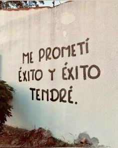 graffiti on the side of a building that says, me prometi exito y exito tendore