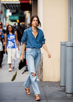 Leandra Medine Style, Kemeja Denim, Denim Street Style, Ripped Jeans Outfit, Jeans Trend, Looks Jeans, Moda Denim, Look Jean, Leandra Medine