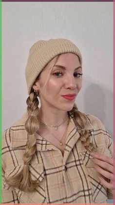 If you’re a fan of the beanie this cold season, this tutorial is for you! Check out this easy to achieve, cute hairstyle for beanies. Hairstyles With Beanies, Cyberpunk Hair, Beanie Hairstyles, Cute And Easy Hairstyles, Best Hair Ties, Short Hairstyle Women, Whimsical Hair, Face Framing Hair, Lazy Day Hairstyles