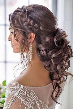 Mariage : Maxi chignon et tresse sur le côté Cute Hairstyles For Spring, Hairstyles For Spring, Bridemaids Hairstyles, Wedding Hair Up, Spring Formal, Quince Hairstyles, Trendy Wedding Hairstyles, Wedding Hair Inspiration