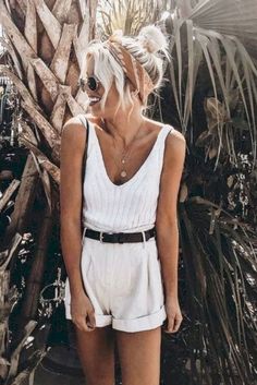 Dicas de Looks de Verão - peças fresquinhas e leves e mais dicas de como se vestir no verão Boho Tank Top Outfit, Styling A White Tank Top, Casual Hamptons Style, Beach Chic Aesthetic, White Sweater Tank Outfit, Memphis Outfits Summer, How To Style White Shorts, Sweater Tank Outfit, Simple Boho Outfits