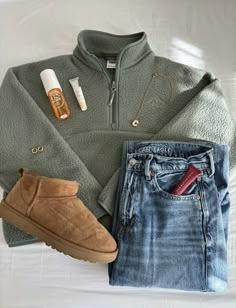 Cute Cozy Outfits For School, Green Uggs Outfit, Study Day Outfit, Carhartt Outfits, Green Hoodie Outfit, Granola Fashion, Olive Green Outfit, Camping Fits, Winter Outfits For School