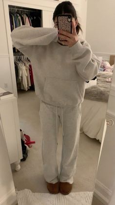 Boston Clogs Outfit Women, Cute Everyday Outfits Girly, Leah Sava Jeffries Outfits, Comfy Chill Outfits, Comfy Sweats Outfit, Winter School Outfits Cold Comfy, Cold Beach Day Outfit, Sweats Outfits, Comfy Winter Outfits