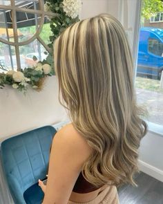 Cute Haircuts And Dye, Brown Hair With A Lot Of Blonde, Chunky Weave Highlights, Brown Hair With Bleached Highlights, Thicker Highlights, Dyed Hair Highlights, Mechas Chunky, Bleached Hair Ideas, Curly Hair Dye Ideas