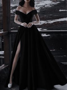 Long Black Elegant Dress Classy, Black Dress Classy Elegant Long Wedding, Black Princess Dress Ball Gowns, Black Grad Dresses, Black Prom Dress Long Elegant, Black Gala Dress Long Classy, Black Classy Prom Dress, Black Grad Dress, Black Gala Dress