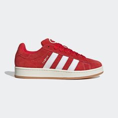 Dieser adidas Sneaker greift die legendären Elemente des Campus 80 wieder auf und verpasst ihnen einen modernen Skater-Touch. Er ist robust wie eh und je und passt sich deinem Fuss perfekt an. Das Wildleder sorgt für noch mehr Strapazierfähigkeit und sicheren Halt. Das neue Colourblocking im College-Style, die Grafiken und das Branding kreieren ein einzigartiges Design für die nächste Sneakerhead-Generation. Campus 00s Shoes, 00s Shoes, Adidas Campus Shoes, Campus Shoes, Campus Adidas, Adidas Campus 00s, Adidas Shoes Originals, Suede Trainers, Adidas Original