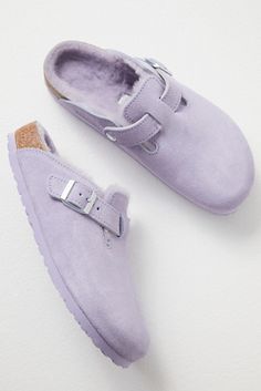 Shop our Boston Shearling Birkenstock at FreePeople.com. Boho clothing for the creative spirit- free worldwide shipping. Cute Shoes Outfits, Purple Birkenstocks, Boston Shearling Birkenstock, Shearling Birkenstock, Every Day Shoes, Boston Shearling, Birkenstock Boston Clogs, Boston Clogs, Comfy Boots