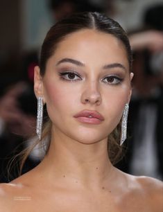 The Met Gala 2023, Brown Makeup Looks, Prom Makeup For Brown Eyes, Red Carpet Makeup, Makeup Looks For Green Eyes, Prom Makeup Looks, Formal Makeup, Madelyn Cline, The Met Gala