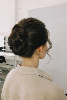 Chic Wedding Updo, Old Money Hair Updo, Old Money Bun Hairstyles, Classy Updo Hairstyles Elegant Wedding, 90s Curly Updo, Old Money Updo, Hair Updos Casual, Curly Elegant Hairstyles, Wolf Cut Without Bangs