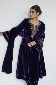 Deepika Padukone Hair Color, Kurta Sets For Women Online, Designer Kurta Sets For Women, Kurta Sets For Women, Velvet Saree, Ethnic Pattern Design, Pakistan Dress, Designer Kurta, Punjabi Outfits