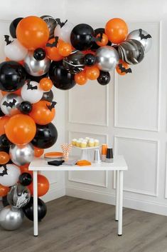 Spooky Halloween Party Balloon Decoration Ideas Easy Halloween Games, Balloon Decoration Ideas, Orange Christmas Tree, Postres Halloween, Halloween Social, Dance Decorations, Halloween Trends