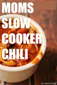 a white bowl filled with chili and meat next to the words moms slow cooker chili