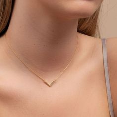 V Chain Gold, Rose Gold Jewellery Necklace, Silver Chains For Women Neck, Silver Chain Designs For Women, Platinum Chains For Women, Neck Chains Gold Simple, Modern Gold Necklace Designs, Rose Gold Chain Women, Silver Chains For Women