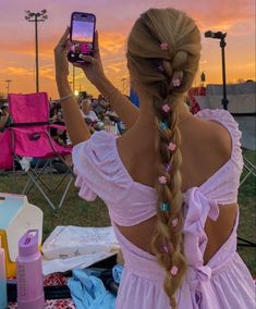 Clean Girl Era, Beachy Girl Aesthetic, Best Beach Poses, Beachy Girl, Poses By Yourself, Beach Poses By Yourself, Photo Recreation, Solo Photo, Two Braids