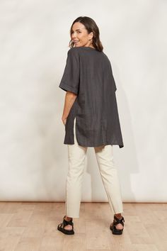 STYLE DETAILS: Enjoy carefree summer days in style with the Halcyon Relaxed Top, crafted from 100% linen. Its relaxed fit and contemporary tunic design, featuring high-side vents, ensure you stay cool and comfortable all season long. Pair it with matching linen shorts or loose pants for an effortless look perfect for soaking up the sun and embracing those relaxed summer vibes. FEATURES: Round neck Elbow-length sleeves Patch pocket High side vents Relaxed fit 100% Linen One Size