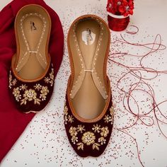 "* Maroon base with copper embellishements on flat shoes. * Easy and comfortable to wear. * Perfect for every occasion. * Best in quality. * Handmade by me. Please chose your size from the below chat. If you are not sure about your size, please let us know.We ll help you out. Sizes: *EUR36-UK3-US5-PAKISTAN 6-INCHES-8.5\"-CM 21.25 *EUR37-UK4-US6-PAKISTAN 7-INCHES-9\"-CM 22.50 *EUR38-UK5-US7-PAKISTAN 8-INCHES-9.5\"-CM 23.75 *EUR39-UK6-US8-PAKISTAN 9-INCHES-10\"-CM 25 *EUR40-UK7-US9-PAKISTAN 10-INC Wide Fit Wedding Shoes, Indian Wedding Shoes, Maroon Shoes, Metallic Wedding, Zardozi Embroidery, White Kicks, Wedding Flats, Gold Embellishment, Black Butterfly