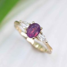 Opalescent pink sapphire bamboo ring Opalescent Sapphire, Jewels Rings, Special Ring, Wide Rings, Proposal Ring, Ring Engagement, Pear Cut, Pink Sapphire, Gold Bands