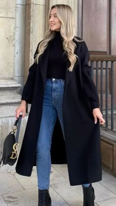 Long Coats For Women Black, Womens Black Trench Coat Outfits, Black Jacket For Women, Black Coat Winter Outfits Women, Long Over Coat Women, Petty Coat Outfits, Black Outfit For Winter, Black Coat Outfits For Women Winter, Coat Looks Outfit Ideas