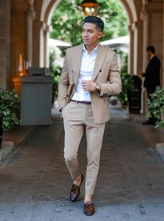 Tan Suit Color Combinations With Shirt and Tie - Suits Expert Tan Suit Men, Suit Color Combinations, Men Fashion Suit, Best Color Combinations, Beige Suit, Cream Suit, Black Outfit Men, Asian Men Fashion