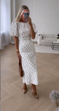 Light Floral Dress, Chique Outfits, Dress Images, Modest Fashion Outfits, Looks Chic, Versatile Dresses, Dress Code, Classy Dress, Elegant Outfit