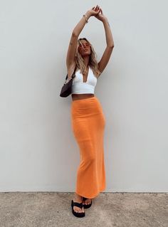 Looks Adidas, 00s Mode, Europe Outfits, Maxi Skirt Outfits, Orange Skirt, Neue Outfits, Skirt Maxi, Outfit Trends