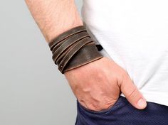 Браслет из кожаной пленки Мужской браслет Кожаный браслет - Etsy.de Artisan Hand Wrapped Leather Bracelet, Artisan Hand-wrapped Leather Bracelet, Bracelet Mens, Leather Keyring, Bracelet Leather, Veg Tan Leather, Mens Leather Bracelet, Leather Wrap Bracelet, Leather Keychain