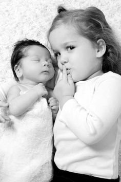 Sibling pose. Photo Bb, Newborn Sibling, Sibling Pictures, Foto Newborn, Newborn Family Photos, Sibling Photography, Sibling Photos, Baby Shoot