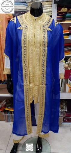 Ces vêtements sont portés au Maroc pour des occasions spéciales et religieuses. la chemise et le pantalon sont en Mlifa marocain (tissus fins et brillants sur le devant et mat sur le dos.) DÉTAILS la chemise et le pantalon sont en Mlifa marocain (identique au satin). Il a généralement une surface brillante et un dos terne, l'un des trois types fondamentaux de tissage textile avec l'armure toile et le sergé. le long manteau transparent est en mousseline. c'est un tissu de coton à armure toile lâc Royal Ceremonial Eid Sets, Royal Ceremonial Sets For Eid, Kaftan For Men, Moroccan Kaftan, Moroccan Wedding, Groom Outfit, Mens Costumes, Three Piece, Wedding Theme