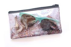 Glitter party pouch 4.5" x 7.5" (11 x 19cm) This little bag it's perfect to carry your essential items like: card, money, cell phone, and keys, also you can use as a little makeup bag or pencil case. It's the perfect size to fit in your handbag. Handmade with clear plastic, stars confetti & plastic zipper ★ Looking for something special? or do you have any doubt?  send me a message :) ♥ Ready to ship You will be emailed tracking information upon shipment.  Please read our policies.  ✉ Shipping t Clear Cosmetic Bag, Glitter Bag, Clear Purses, Diy Crafts For Girls, Purse Organizer, Glitter Party, Small Pouch, Beauty Case, Clear Bag