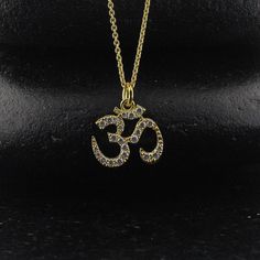 Om Pendent Designs Gold, Om Pendant Diamond, Om Diamond Pendent, Aum Necklace, Brown Baddie, Hindu Necklace, Ohm Necklace, Hindu Jewelry, Om Jewelry