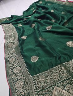 This is beautiful pure munga silk sari with Banarasi weaving buttas with running blouse piece Saree Banarasi, Cotton Silk Saree, Saree Design, Green Saree, Art Silk Sarees, Kanjivaram Sarees, Work Sarees, Soft Silk Sarees, Bollywood Saree