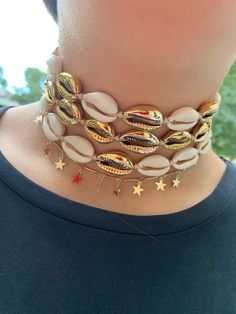 Gargantilla de Conchas Ajustable Shell Choker, Fasion Outfits, Heart Hoop Earrings, Natural Gold, Black Necklace, In The Middle, The Middle, Labour Day, Choker