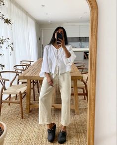 #outfitinspiration Você não precisa ser expert em moda para usar uma Clog ✨ Reversal Dinner Outfit Guest, Cabo 2023 Outfits, Minimal Boho Fashion, Euro Street Style, Easter Spring Outfits, Airy Outfits, Summer Neutral Outfits, Flowy Style